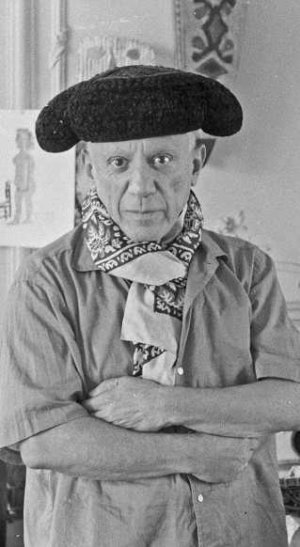 Picasso con una montera de torero