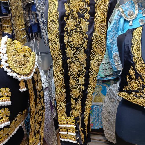 Traje de luces negro y oro nuevo - Imagen 4