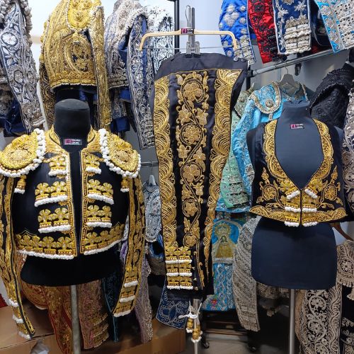 Traje de luces negro y oro nuevo - Imagen 5