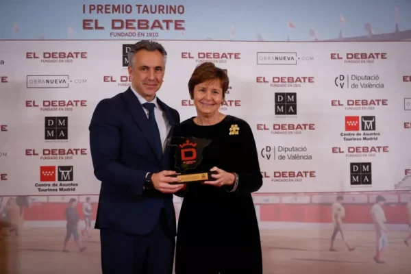 Carlos Novillo entregó el premio a Carmen Moriyón, alcaldesa de Gijón. Foto: El Debate - Paula Argüelles.