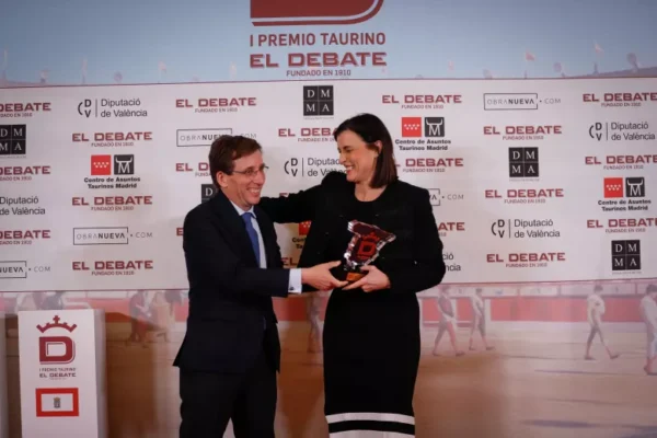 José Luis Martínez-Almeida, alcalde de Madrid, entregó el premio a Gema Igual, alcaldesa de Santander. Foto: El Debate-Paula Argüelles.